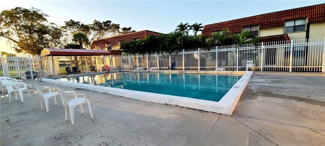 10086 NW 6th Street 101, Pembroke Pines, FL 33024