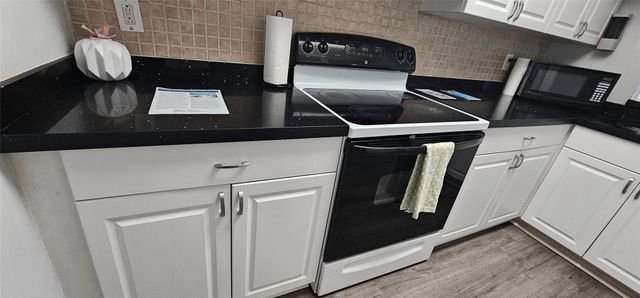 10086 NW 6th Street 101, Pembroke Pines, FL 33024