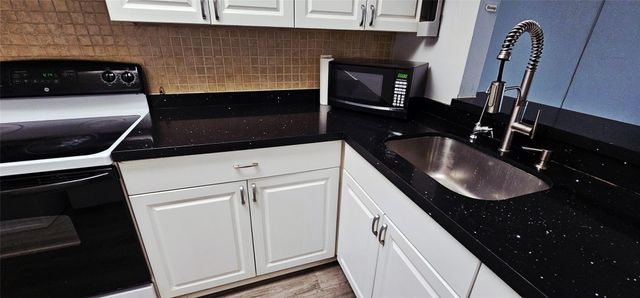 10086 NW 6th Street 101, Pembroke Pines, FL 33024