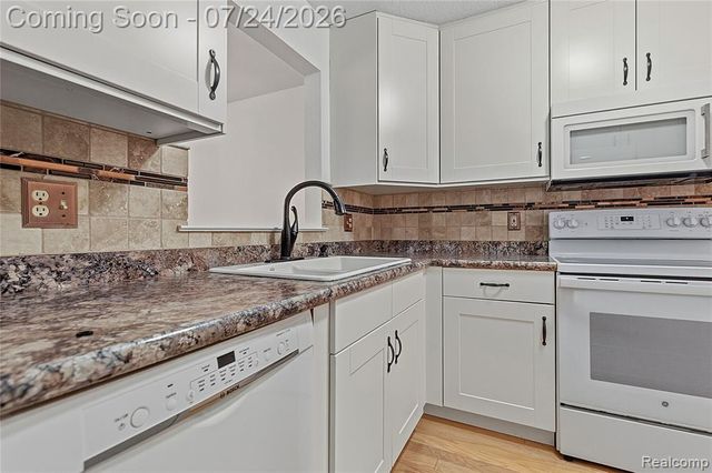4892 Ashley Lane, Waterford, MI 48329