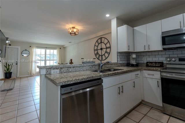 2836 S Edgehill Ln, Cooper City, FL 33026