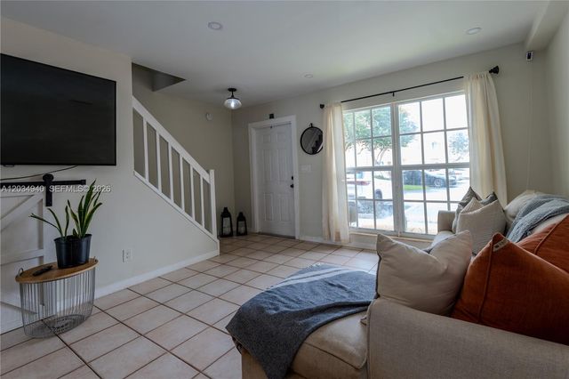 2836 S Edgehill Ln, Cooper City, FL 33026