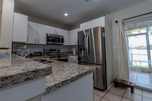 2836 S Edgehill Ln, Cooper City, FL 33026