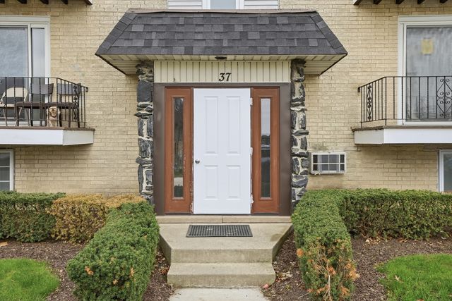 37 W 66th Street 5, Westmont, IL 60559