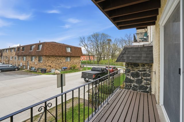 37 W 66th Street 5, Westmont, IL 60559