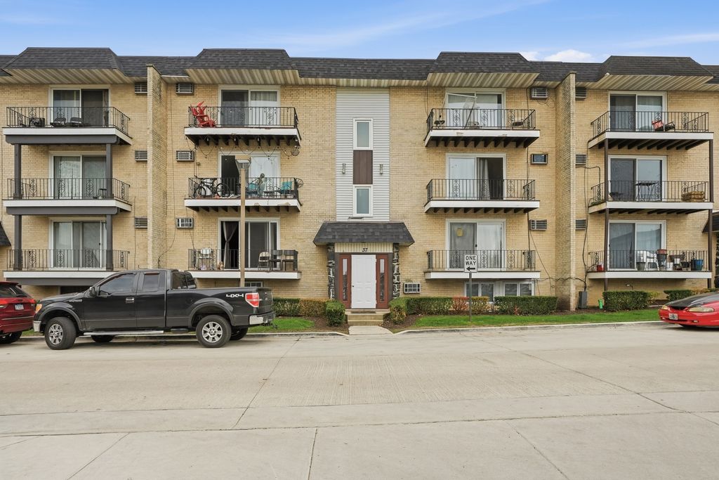 37 W 66th Street 5, Westmont, IL 60559