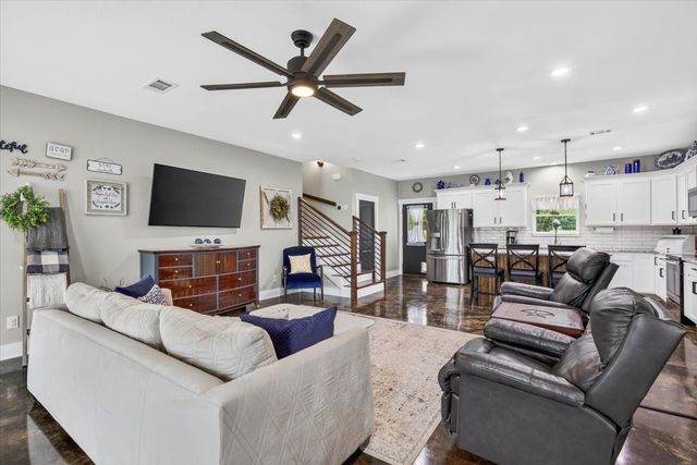 114 Lakewood Road, Trinidad, TX 75163