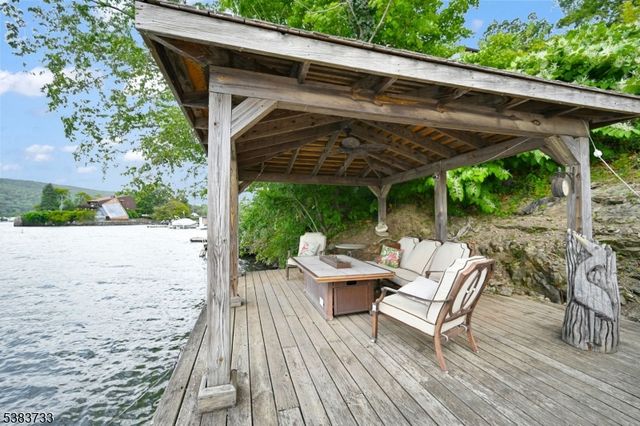 10 Van Orden Ln, Greenwood Lake, NY 10925