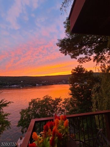 10 Van Orden Ln, Greenwood Lake, NY 10925