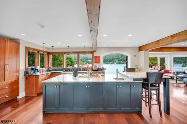 10 Van Orden Ln, Greenwood Lake, NY 10925