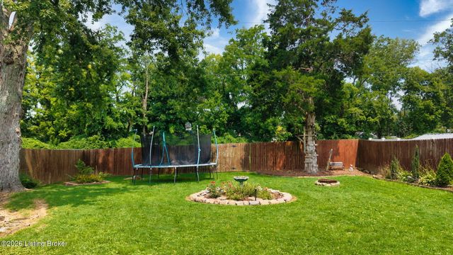 6201 Rocky Mountain Dr, Louisville, KY 40228