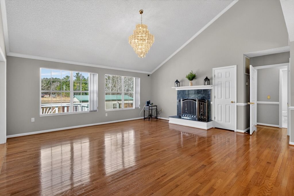 Image 14 of property listing at 100 Hazel Drive, Summerville, SC 29483