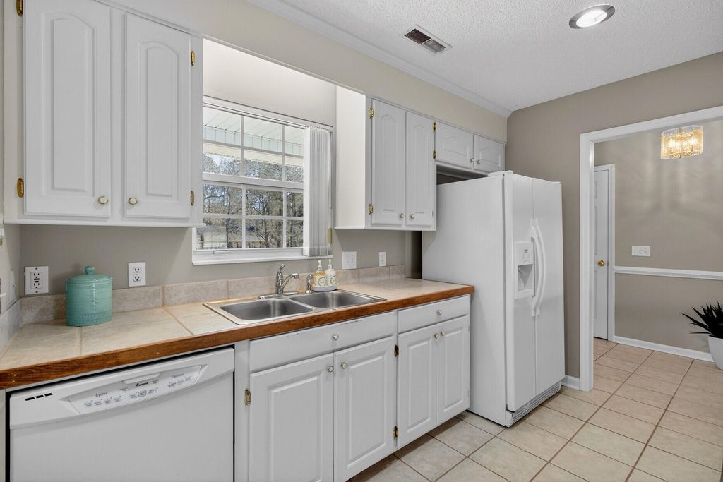 Image 19 of property listing at 100 Hazel Drive, Summerville, SC 29483