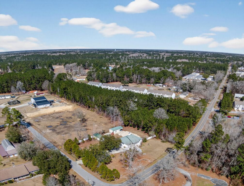 Image 4 of property listing at 100 Hazel Drive, Summerville, SC 29483