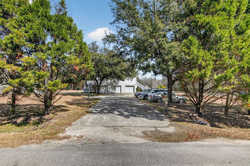 Image 5 of property listing at 100 Hazel Drive, Summerville, SC 29483