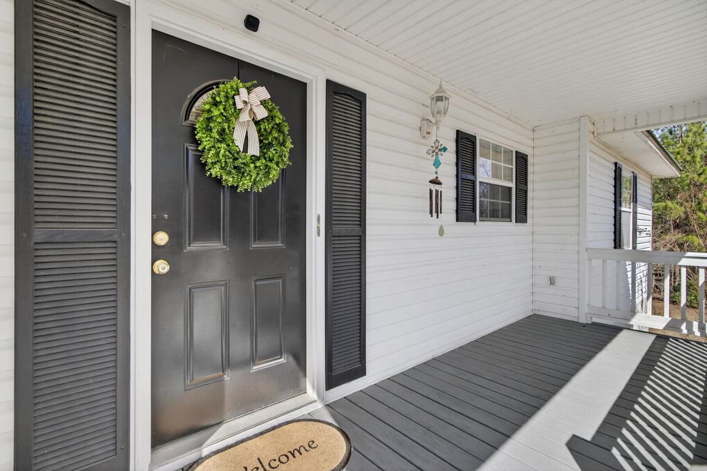 Image 6 of property listing at 100 Hazel Drive, Summerville, SC 29483