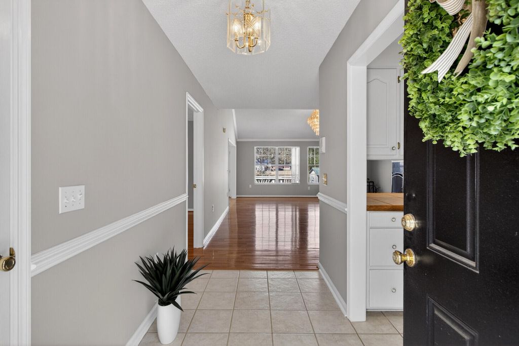 Image 7 of property listing at 100 Hazel Drive, Summerville, SC 29483