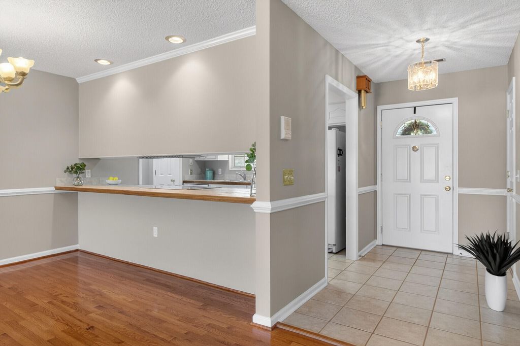 Image 8 of property listing at 100 Hazel Drive, Summerville, SC 29483