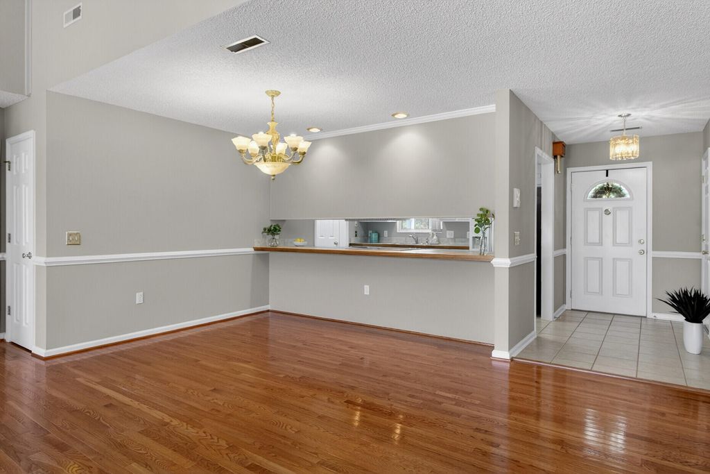 Image 9 of property listing at 100 Hazel Drive, Summerville, SC 29483