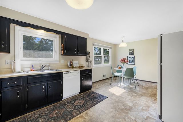 10 Medallion Drive, Greece, NY 14626
