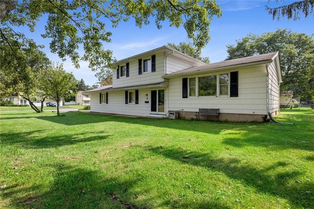 10 Medallion Drive, Greece, NY 14626