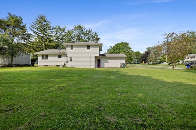 10 Medallion Drive, Greece, NY 14626