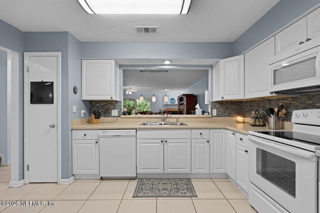 3915 MEADOWVIEW Drive N, Jacksonville, FL 32225