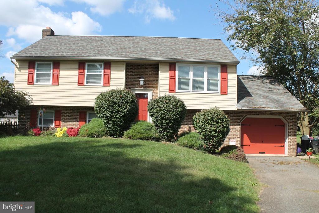1612 ENGLISH BROOK DR, Landisville, PA 17538