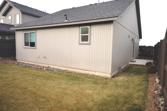 2474 NW Kingwood Avenue, Redmond, OR 97756