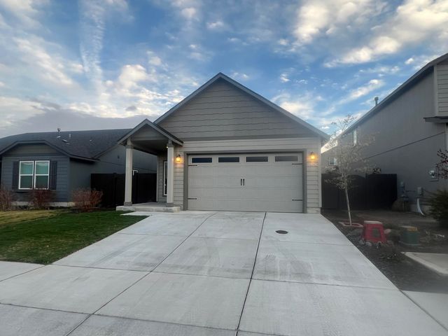 2474 NW Kingwood Avenue, Redmond, OR 97756