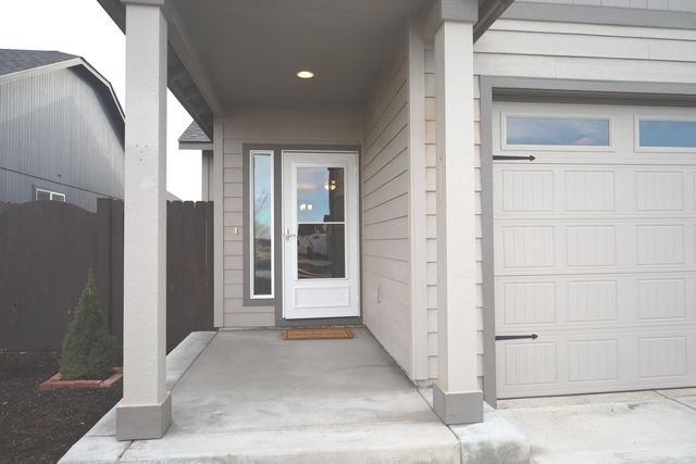 2474 NW Kingwood Avenue, Redmond, OR 97756