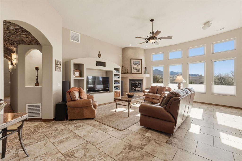 Image 10 of property listing at 8 La Entrada, Placitas, NM 87043