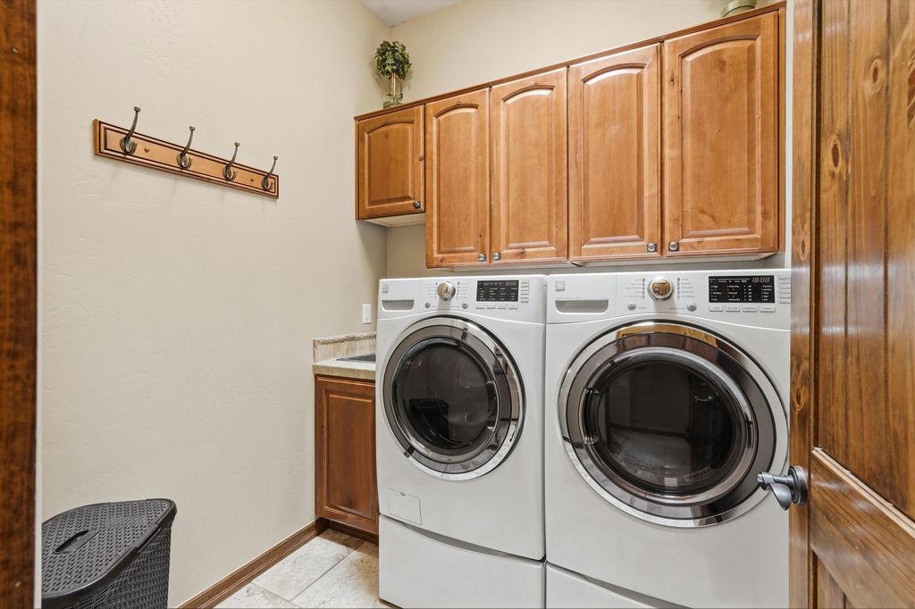 Image 42 of property listing at 8 La Entrada, Placitas, NM 87043