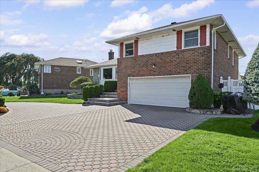 698 Edgewood Drive, Westbury, NY 11590 — photo 3