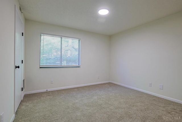 1544 W Galbraith Road, North College Hill, OH 45231