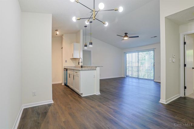 1544 W Galbraith Road, North College Hill, OH 45231