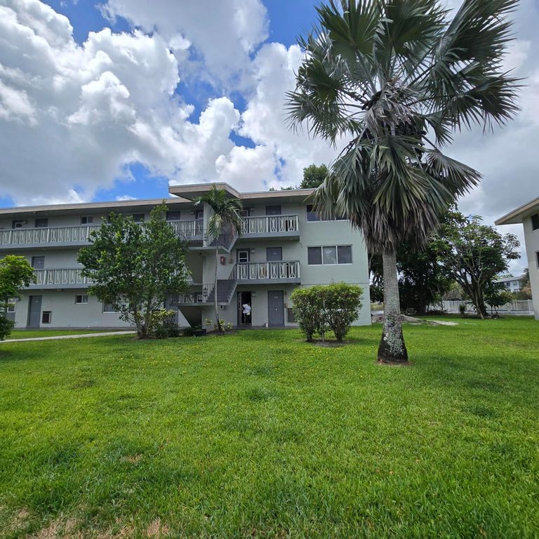 5420 NW 11th Street 202, Plantation, FL 33313