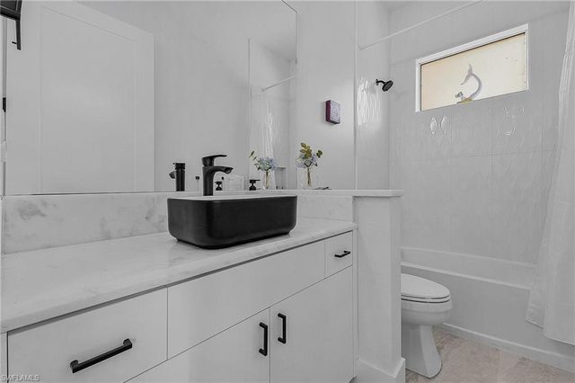 2499 Pine ST, Naples, FL 34112