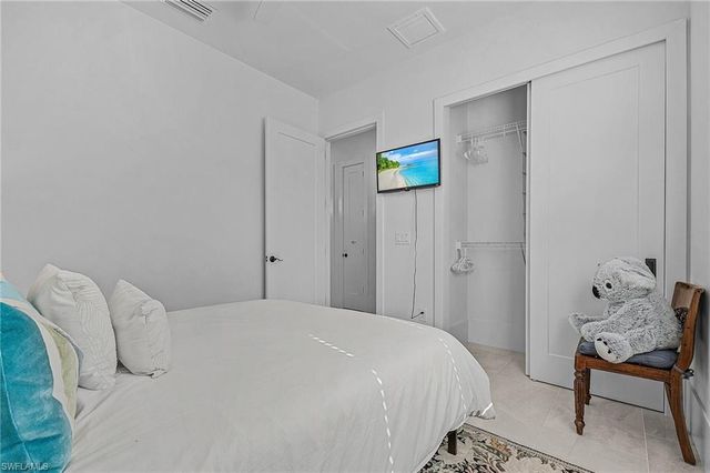 2499 Pine ST, Naples, FL 34112