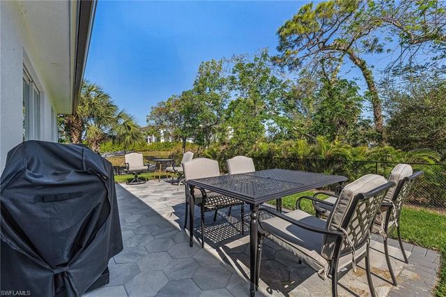 2499 Pine ST, Naples, FL 34112