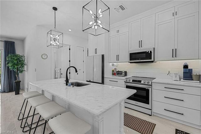 2499 Pine ST, Naples, FL 34112