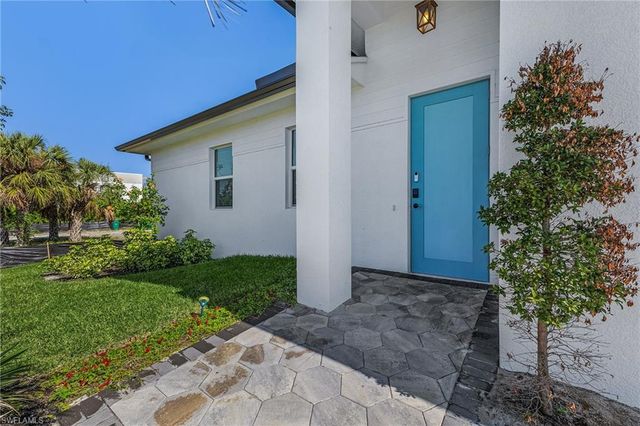 2499 Pine ST, Naples, FL 34112