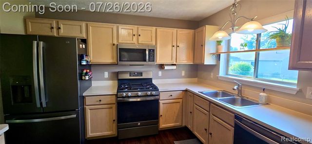 977 Town Trail, Pinckney, MI 48169