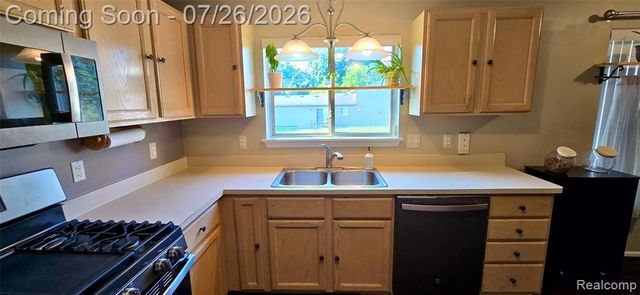 977 Town Trail, Pinckney, MI 48169