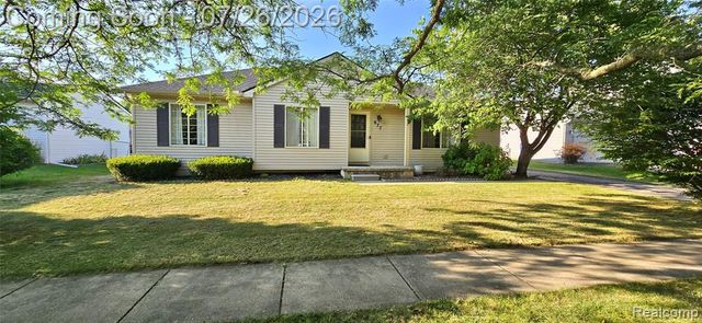 977 Town Trail, Pinckney, MI 48169