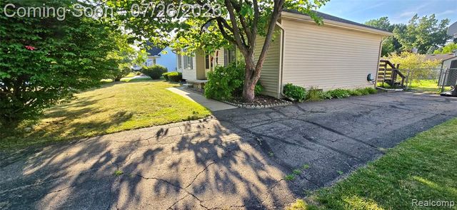 977 Town Trail, Pinckney, MI 48169
