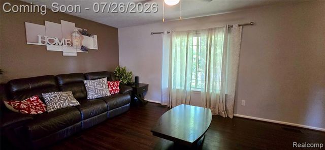 977 Town Trail, Pinckney, MI 48169