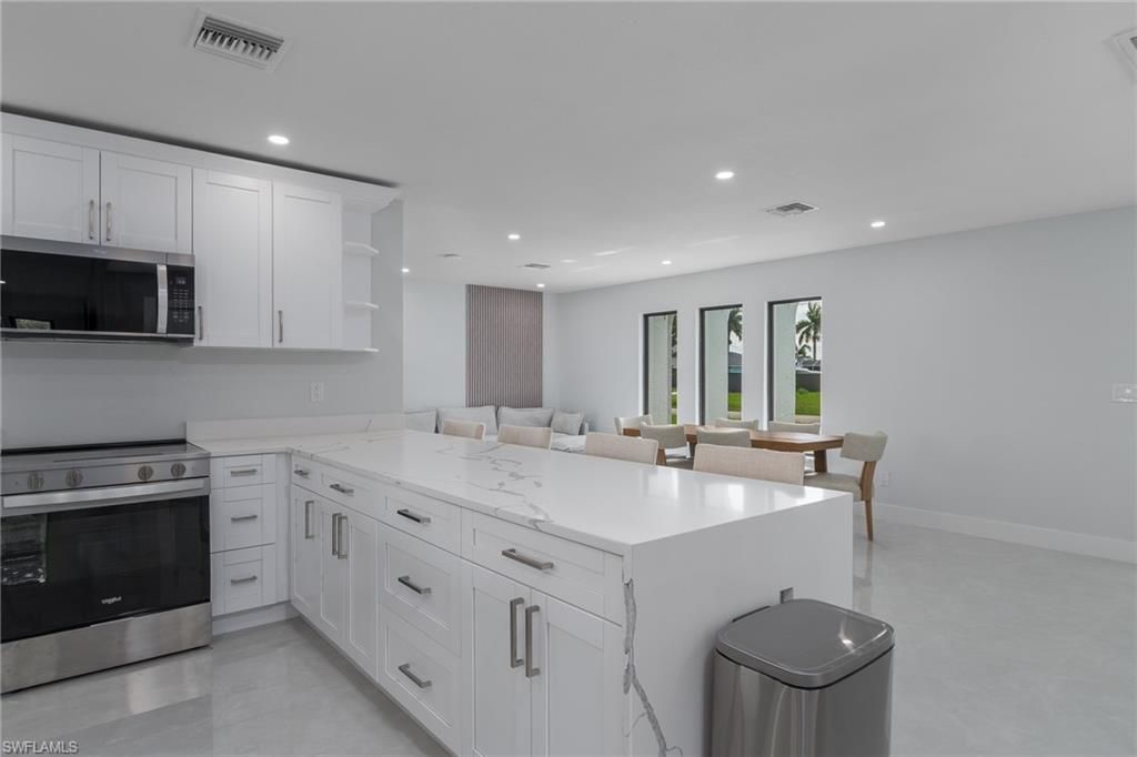 Image 7 of property listing at 233 11th TER, Cape Coral, FL 33993