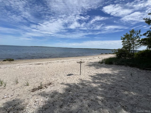 81 Beach Road, Aquebogue, NY 11901