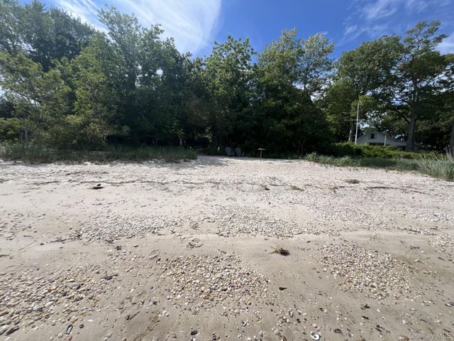 81 Beach Road, Aquebogue, NY 11901